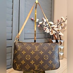 Authentic LOUIS VUITTON Pochette Accessoires Shoulder Bag
